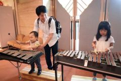 用意された楽器で演奏体験を楽しむ子どもたち