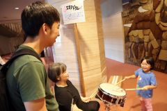 用意された楽器で演奏体験を楽しむ子どもたち
