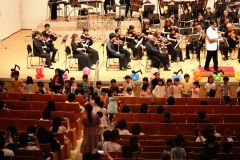 「ぼよよん行進曲」に合わせステージ前で踊る子どもたち