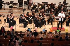演奏に子どもたち踊りだす　親子のわくわく音楽会　楽器体験も人気