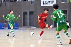 【ソルプレーサ十勝―Ｄ．Ｆ　Ｅｖｏｌｖｅ釧路】シュートを放つソルプレーサ十勝の小原風輝（左）。（１３）近藤一哉が方向を変え、先制点を決める