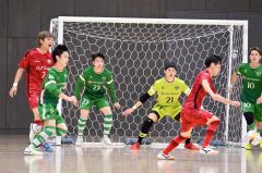 【ソルプレーサ十勝―Ｄ．Ｆ　Ｅｖｏｌｖｅ釧路】守備で奮闘するソルプレーサ十勝の選手たち