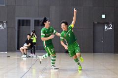 【ソルプレーサ十勝―Ｄ．Ｆ　Ｅｖｏｌｖｅ釧路】２―０とするゴールを決めて喜ぶソルプレーサ十勝の吉田愁平主将（右）
