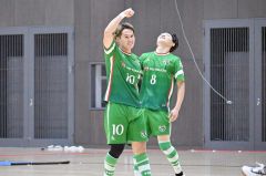 【ソルプレーサ十勝―Ｄ．Ｆ　Ｅｖｏｌｖｅ釧路】３―０とするゴールを決めて喜ぶソルプレーサ十勝の大塚寛己（左）
