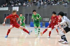 【ソルプレーサ十勝―Ｄ．Ｆ　Ｅｖｏｌｖｅ釧路】４―０とするゴールを決めるソルプレーサ十勝の高木颯太（中央）