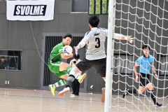 【ソルプレーサ十勝―Ｄ．Ｆ　Ｅｖｏｌｖｅ釧路】ふわりと浮かせたシュートで２―０とするゴールを決めるソルプレーサ十勝の吉田愁平主将（左）
