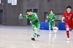 【ソルプレーサ十勝―Ｄ．Ｆ　Ｅｖｏｌｖｅ釧路】５―０とするゴールを決めるソルプレーサ十勝の本郷颯（左）