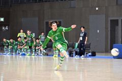 【ソルプレーサ十勝―Ｄ．Ｆ　Ｅｖｏｌｖｅ釧路】６―０とするゴールを決めるソルプレーサ十勝の小原風輝（中央）