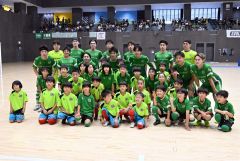 試合前に、入場した子どもたちと写真に収まるソルプレーサ十勝の選手
