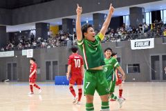 【ソルプレーサ十勝―Ｄ．Ｆ　Ｅｖｏｌｖｅ釧路】２―０とするゴールを決めて喜ぶソルプレーサ十勝の吉田愁平主将（中央）