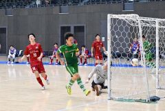 【ソルプレーサ十勝―Ｄ．Ｆ　Ｅｖｏｌｖｅ釧路】８―０とするゴールを決めるソルプレーサ十勝の（７）吉田愁平主将