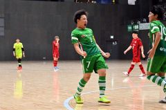 【ソルプレーサ十勝―Ｄ．Ｆ　Ｅｖｏｌｖｅ釧路】２―０とするゴールを決めて喜ぶソルプレーサ十勝の吉田愁平主将（中央）