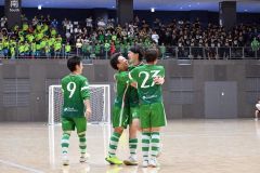 【ソルプレーサ十勝―Ｄ．Ｆ　Ｅｖｏｌｖｅ釧路】９―０とするゴールを決めて喜ぶソルプレーサ十勝の吉田愁平主将（左から２人目）