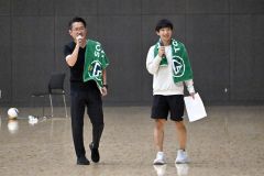 実況や解説を担当したＪＡＧＡのＤＪ栗谷昌宏さん（左）と元エスポラーダ北海道の小島翼さん