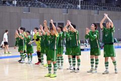 試合後、観客の応援に感謝するソルプレーサ十勝の選手たち