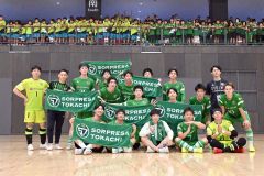 試合後、観客席をバックにした集合写真に収まるソルプレーサ十勝の選手たち