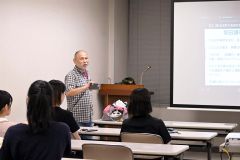 ゼミ生らの前で経歴を振り返る（奥）坂田特任教授