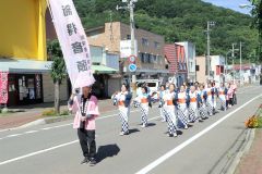 「新得音頭」で本通りをパレード
