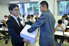 組み合わせ抽選で１番を引き、宣誓文の大役を務めることになった帯工の高橋旺佑主将（右）