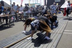 参加者が奮闘した「全日本モーモー綱引き選手権」など、盛り上がりをみせたＪＡひろおの感謝祭