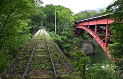 １９３６年竣工した「第三音更川橋梁」（左）と国道２３７号にかかる泉翠橋（右）。第三音更川橋梁は２０２０年の補修工事で上部に砂利を敷き線路も配置した