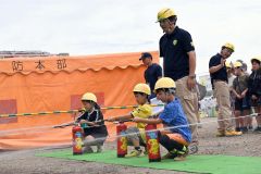水消火器で消火訓練に挑戦する参加者