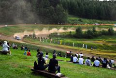 陸別町内のバギー専用コースの観戦スポットで、見物する来場者（６日）