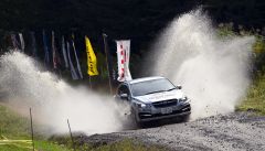 陸別コースのウオータースプラッシュで、豪快に水しぶきを上げる車両。ドライバー木村謙治、コ・ドライバー中田昌美（６日）