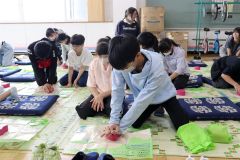心臓マッサージを学ぶ６年生