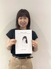 「こども計画」の内容をまとめた冊子を紹介する町職員