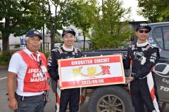 （写真左から）記念撮影する猪狩会長と能戸選手、コ・ドライバーの田中一弘さん