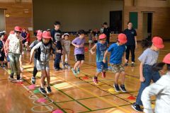 ラダーなどを使って体を動かす児童ら