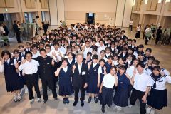 夏季中体連と全道吹奏楽コンクールなどの成績を合同で報告した音更町内５中学校１４２人の生徒ら（前列中央は福地教育長）