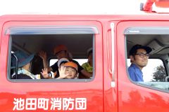 消防車に乗車する園児