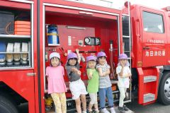 レスキュー車を見学した園児