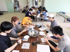 二ホンザリガニを計測する学生たち