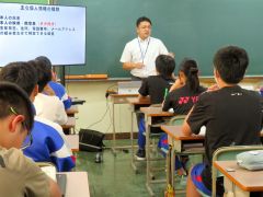 ３年生に向けてＳＮＳの適切な利用を説明する丹羽さん