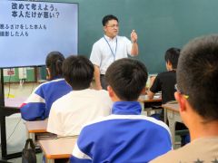 ３年生に向けてＳＮＳの適切な利用を説明する丹羽さん
