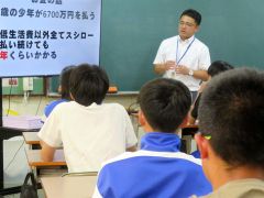 ３年生に向けてＳＮＳの適切な利用を説明する丹羽さん