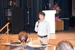 講演する種を育てる研究所の日向優さん