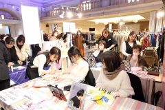 最新のファッションアイテムなどを求める来場者でにぎわった今年２月の「かちコレ２０２５」