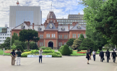 ７月に全面刷新した赤れんが庁舎には、国内外から観光客などが数多く訪れている。収穫祭では団体ブースやステージを設置し、来場２万人を見込む