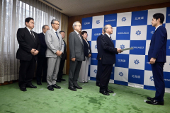 鈴木知事（右）に要望書を手渡す藤井会長（右から２人目）ら