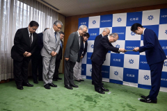 道内経済８団体のトップが鈴木知事（右）に要望書を提出