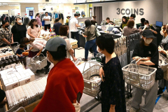 買い物客でにぎわうオープン直後の店内（１２日午前１０時１０分ごろ、須貝拓也撮影）