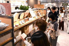 買い物客でにぎわうオープン直後の店内（１２日午前１０時１０分ごろ、須貝拓也撮影）