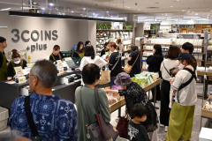 レジ待ちの行列ができたオープン直後の店内（１２日午前１０時１５分ごろ、須貝拓也撮影）