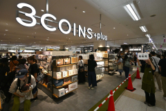 入場待ちの行列ができたオープン直後の店内（１２日午前１０時５分ごろ、須貝拓也撮影）