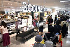 入場待ちの行列ができたオープン直後の店内（１２日午前１０時５分ごろ、須貝拓也撮影）