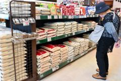 店頭に並んだ道産の新米「ゆめぴりか」（１２日、午前１０時１５分ごろ、音更町のハピオで。金野和彦撮影）